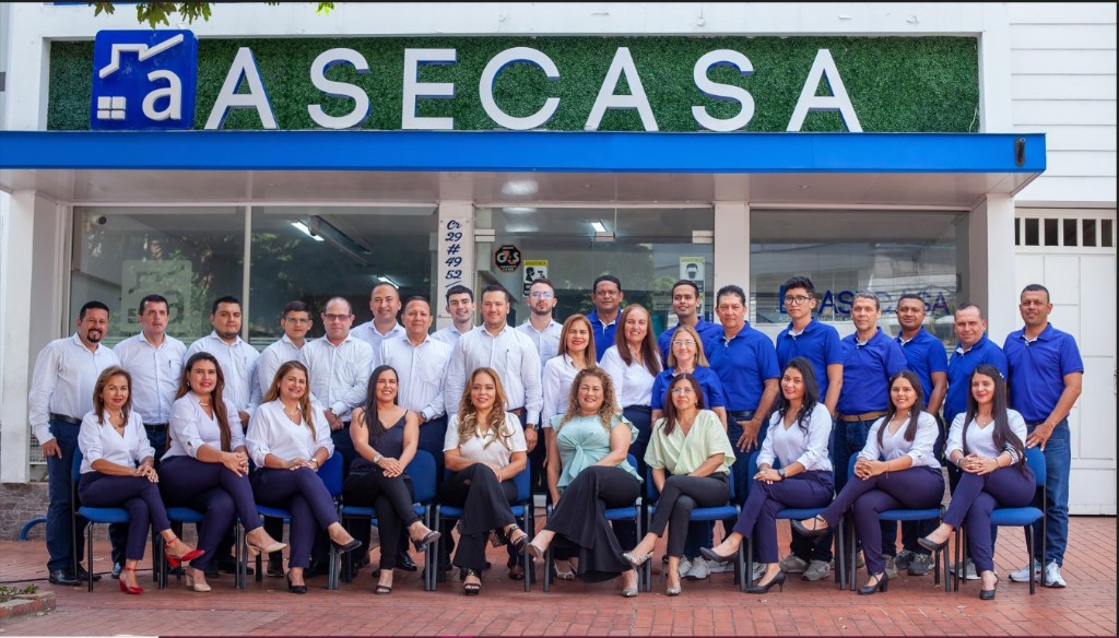 Equipo de ASECASA Inmobiliaria frente a las oficinas en Carrera 29 # 49-52